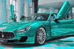 Maserati Ghibli Personalizado: Sedán de Lujo con Wrap Cromo Turquesa, Puertas Tijera y Diseño Exclusivo que Impacta en Cada Detalle