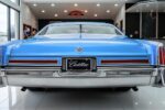 Cadillac Coupe DeVille 1970 Azul: Diseño Trasero Clásico e Icónico